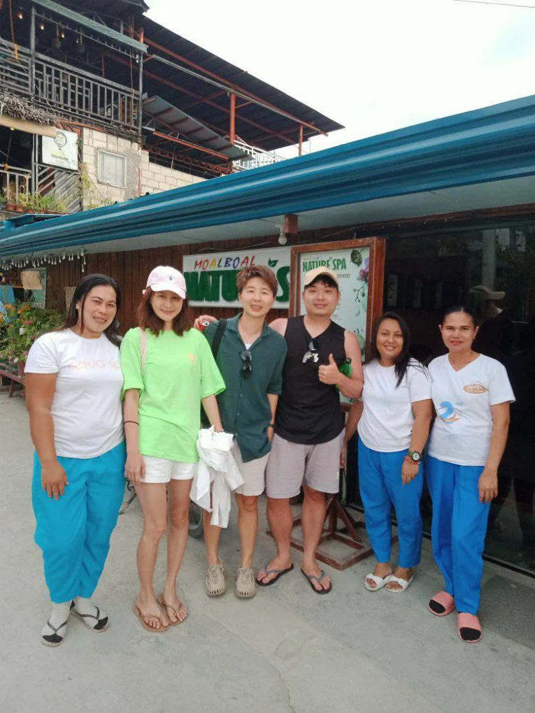 Guests and therapists at Nature Spa Moalboal — photo 1